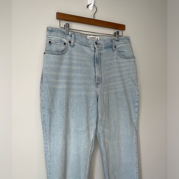 Abercrombie Curve Love Ultra High Rise Ankle Straight Jean in Light 33 / 16 - Picture 7 of 16